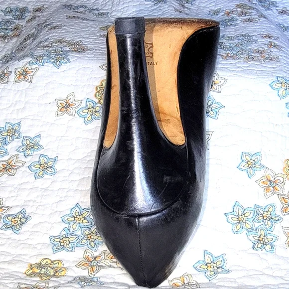 Manolo Blahnik black leather pumps size 38 gentle used - Picture 3 of 12